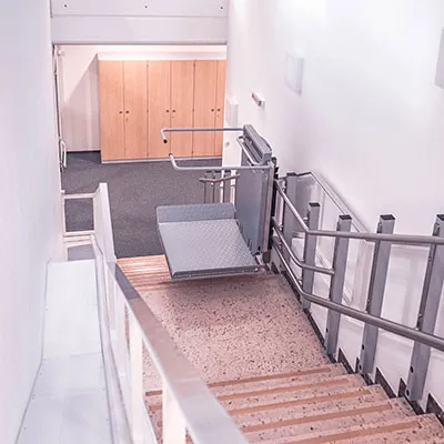 Ansicht von oberhalb einer Treppe auf den Plattformlift PLK von Ascendor