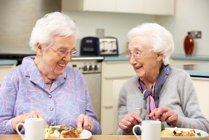zwei seniorinnen geniessen ein gemeinsames essen