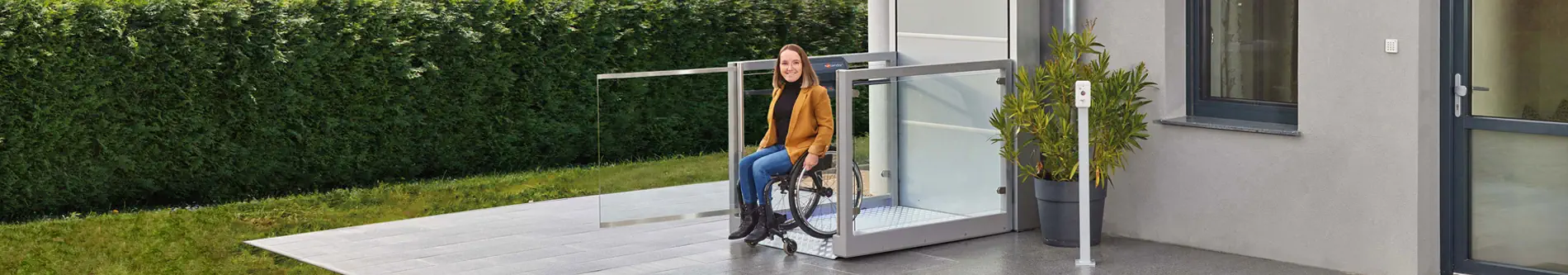 Hebebühne Unaporte für Ihre Unabhängigkeit auch im Alter - Fischer Treppenlifte Rollstuhlfahrerin vor Hebebühne Unaporte